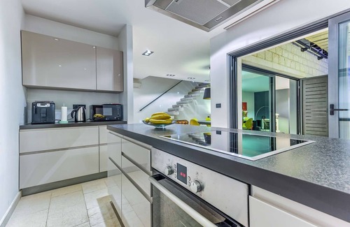 Mimice Villa | Villa Azul - Villa de diseño de lujo, piscina climatizada, 4BR, vista al mar