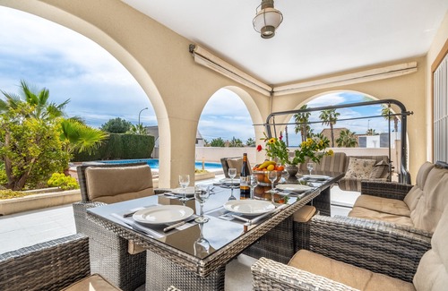 Quesada Villa | 'Villa Azul' con piscina privada, Wi-Fi y aire acondicionado