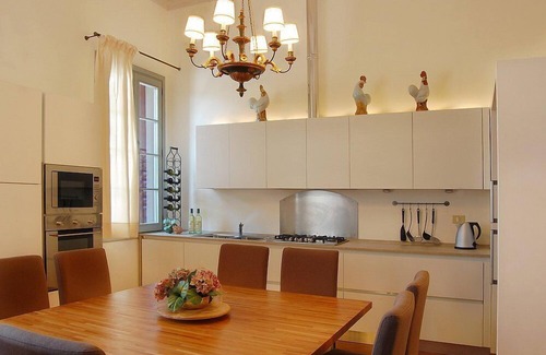 Levada Casa | Villa Barchessa: un elegante apartamento de dos pisos que forma parte de una villa histórica rodeada de hermosos jardines.