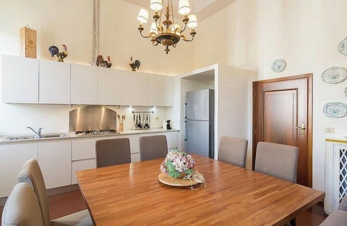 Levada Casa | Villa Barchessa: un elegante apartamento de dos pisos que forma parte de una villa histórica rodeada de hermosos jardines.