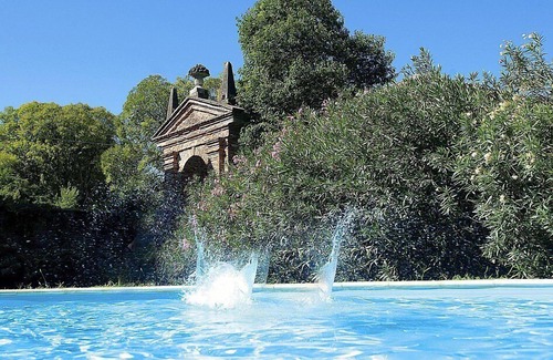 Levada Casa | Villa Barchessa: un elegante apartamento de dos pisos que forma parte de una villa histórica rodeada de hermosos jardines.