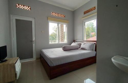 Megamendung Hotel | Villa Batu Tua Puncak Mitra RedDoorz