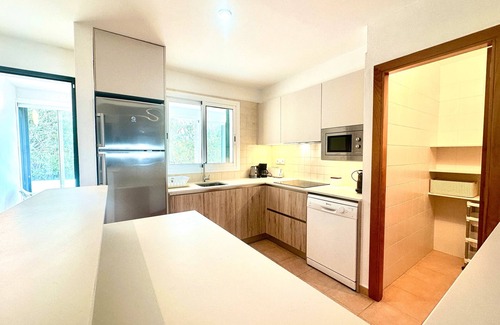 Sant Tomas Villa | Espaciosa Villa Beatriz con vistas al mar, Wi-Fi, jardín, terraza y piscina; aparcamiento disponible