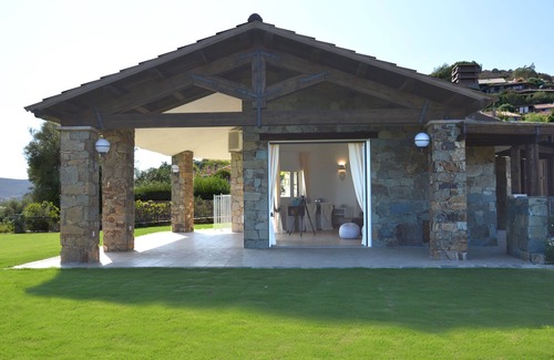 Chia Villa | Villa Bianca, una vista impresionante y una piscina en forma de corazón.