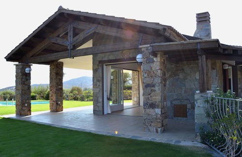 Chia Villa | Villa Bianca, una vista impresionante y una piscina en forma de corazón.