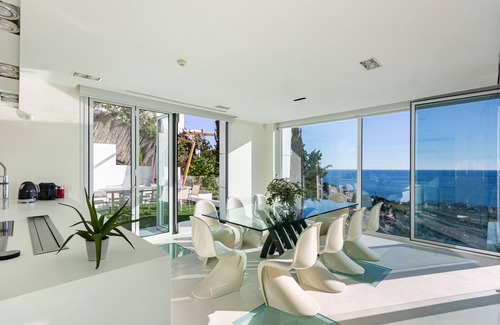 Sitges Villa | Villa Bianca Sitges Alto Diseño/ Vistas al mar espectaculares. Piscina Interior