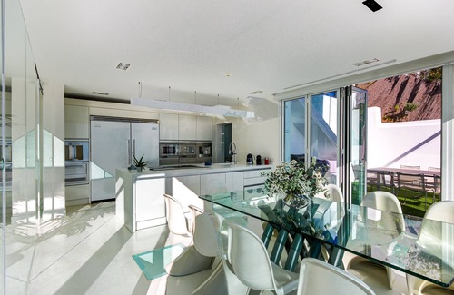 Sitges Villa | Villa Bianca Sitges Alto Diseño/ Vistas al mar espectaculares. Piscina Interior