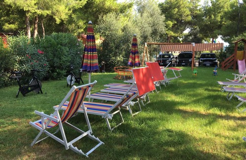 Defensola Apartamento | VILLA BILOCALE ORCHIDEA B 1 dormitorio, sala de estar con 2 camas y cocineta