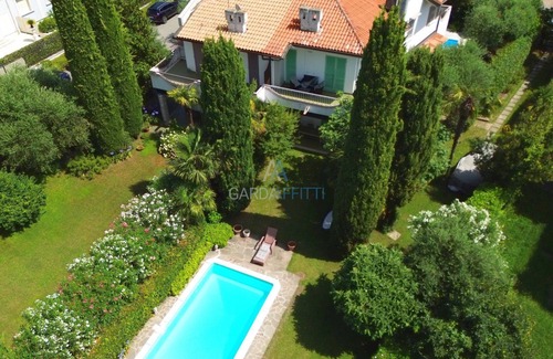 Colombare Villa | Villa Bionda - Relájate en la piscina privada frente al lago.