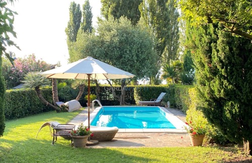 Colombare Villa | Villa Bionda - Relájate en la piscina privada frente al lago.