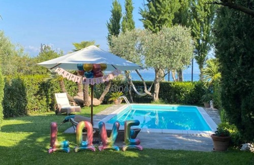 Colombare Villa | Villa Bionda - Relájate en la piscina privada frente al lago.