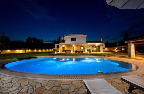 Dassia Villa | Villa Black White Dassia