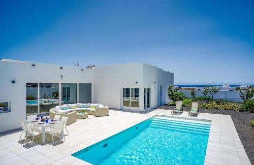 Costa Teguise Villa | Villa Bolboreta by Villa Plus