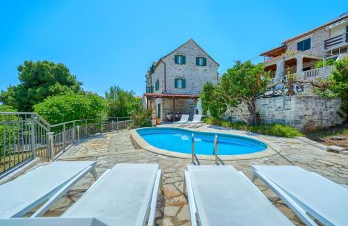 Sumartin Villa | Villa Bonaca Cozy Family & Friends Retreat with Heated Pool