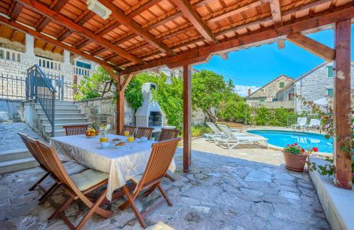 Sumartin Villa | Villa Bonaca Cozy Family & Friends Retreat with Heated Pool