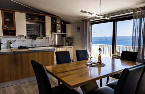 Dugi Rat Villa | Villa directamente junto al mar (170 m), vista panorámica, piscina climatizada con hidromasaje, gimnasio