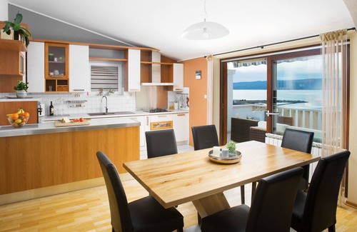 Dugi Rat Villa | Villa directamente junto al mar (170 m), vista panorámica, piscina climatizada con hidromasaje, gimnasio