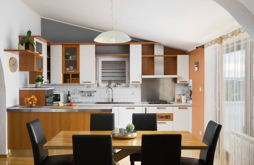 Dugi Rat Villa | Villa directamente junto al mar (170 m), vista panorámica, piscina climatizada con hidromasaje, gimnasio