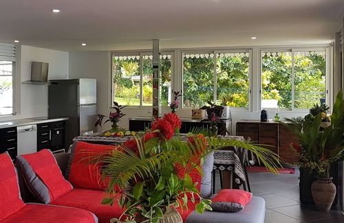 Pihaena Casa | Villa junto al mar con playa y gran jardín en el corazón de la bahía.