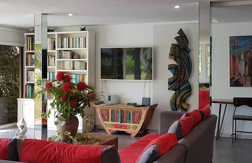 Pihaena Casa | Villa junto al mar con playa y gran jardín en el corazón de la bahía.