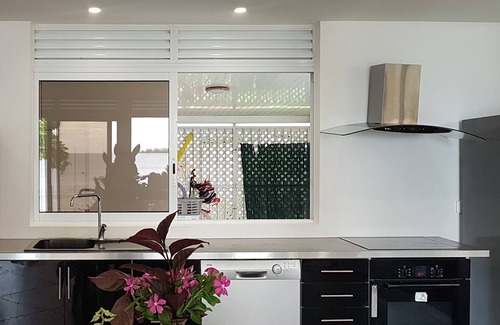 Pihaena Casa | Villa junto al mar con playa y gran jardín en el corazón de la bahía.