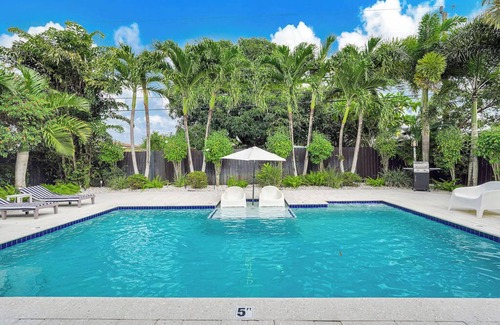 North Andrews Gardens Casa | Villa Cabana near beaches with heated pool