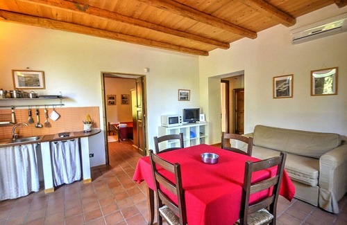 Mirto Casa | Villa Calesse B: Una casa independiente característica y acogedora rodeada de prados y verdes colinas.