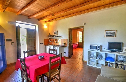 Mirto Casa | Villa Calesse B: Una casa independiente característica y acogedora rodeada de prados y verdes colinas.