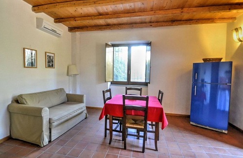 Mirto Casa | Villa Calesse B: Una casa independiente característica y acogedora rodeada de prados y verdes colinas.