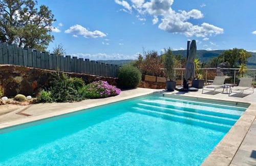 Pinarellu Villa | VILLA CARAMONTINU SERENA à Pinarello, proche plage, vue mer, piscine chauffée