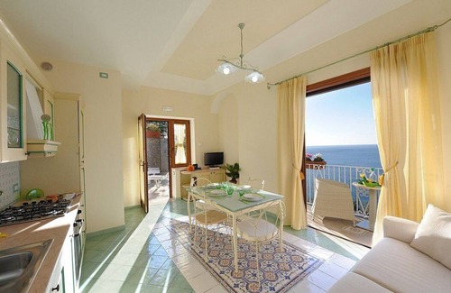 Arienzo Casa | Villa Carilla B: Un elegante apartamento ubicado a pocos minutos del centro.