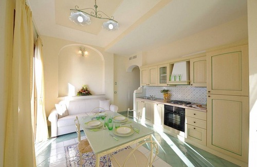 Arienzo Casa | Villa Carilla B: Un elegante apartamento ubicado a pocos minutos del centro.