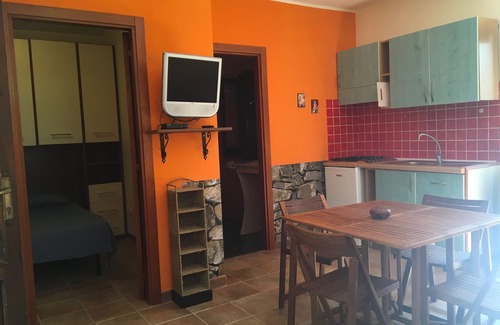 Defensola Casa | VILLA CARLA B Apartamento de dos habitaciones con cocineta, estacionamiento interno.