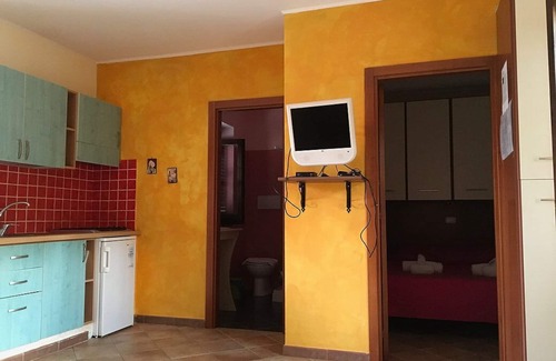 Defensola Casa | VILLA CARLA B Apartamento de dos habitaciones con cocineta, estacionamiento interno.