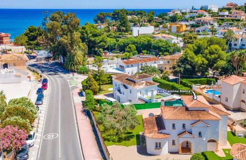 Urbanitzacio la Fustera Villa | Villa Carolina Blanca by Villa Plus