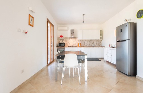 Sant'Anna Arresi Villa | Villa 'Casa Atzori' con terraza privada, jardín privado y aire acondicionado