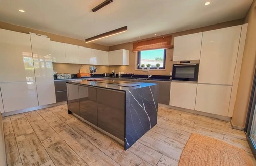 Gorjoes Villa | Villa "Casa Das Andorinhas" con vistas a la montaña, piscina privada climatizada y Wi-Fi