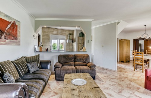 Torroella de Fluvia Villa | Villa 'Casa Flores' con vistas a la montaña, piscina compartida y Wi-Fi