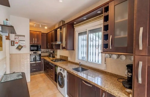 Los Cortijillos Villa | Villa 'Casa Siempre Verde' con vistas a la montaña, Wi-Fi y aire acondicionado