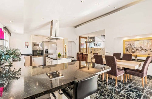 Bahia Dorada Villa | Villa Casillo: la villa cuenta con una piscina privada, una bañera de hidromasaje y Wi-Fi más aire acondicionado