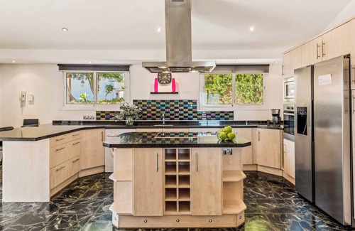 Bahia Dorada Villa | Villa Casillo: la villa cuenta con una piscina privada, una bañera de hidromasaje y Wi-Fi más aire acondicionado