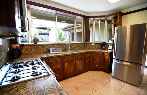 Barrio Ricos y Famosos Casa | Villa Centro - 7BR / 7Bath - Espectacular piscina - privada y cerca de todo!