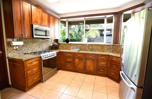 Barrio Ricos y Famosos Casa | Villa Centro - 7BR / 7Bath - Espectacular piscina - privada y cerca de todo!