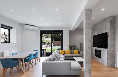 Castelldefels Villa | "Villa cerca de Playa Castelldefels" con vistas a la montaña, piscina, jardín, terraza, A/C y Wi-Fi