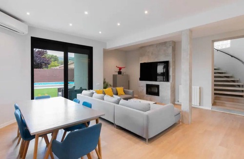 Castelldefels Villa | "Villa cerca de Playa Castelldefels" con vistas a la montaña, piscina, jardín, terraza, A/C y Wi-Fi