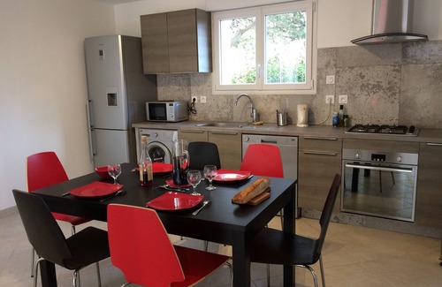 Six-Fours-les-Plages Villa | Villa 230m² en 4 apartamentos, piscina, jardín, mar a pie, confort y tranquilidad.