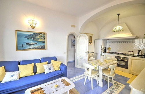 Positano City Centre Casa | Villa Cipriana: Una característica casa individual en una sola planta con vistas al mar y la Grande Spiaggia di Positano.