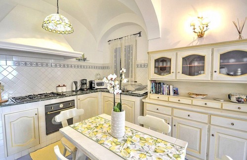 Positano City Centre Casa | Villa Cipriana: Una característica casa individual en una sola planta con vistas al mar y la Grande Spiaggia di Positano.