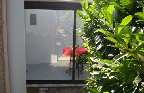 Mandelieu-La-Napoule Villa | Villa de 100m² en 700 m² de terreno cerrado con árboles, en zona segura.