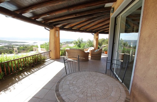 Baja Sardinia Villa | Villa cerca de la playa con impresionantes vistas al mar, jardín y terraza